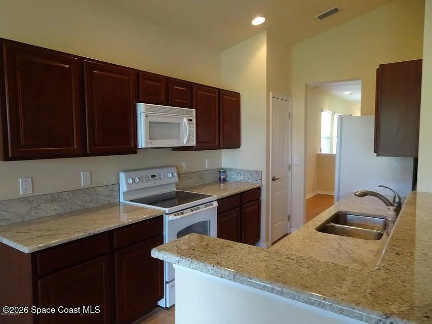 3 bed, 2.0 bath, 1860 sqft, $2,000 — Photo 2
