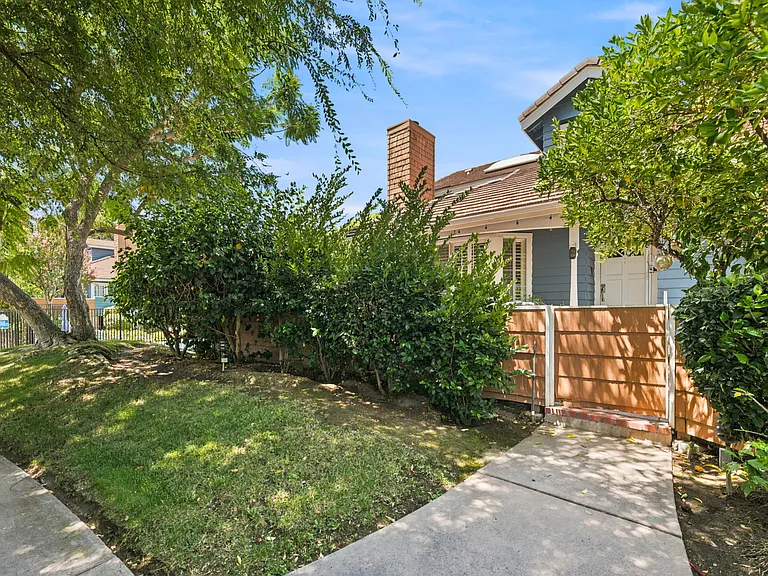 18721 Hatteras St #5 — Photo 3
