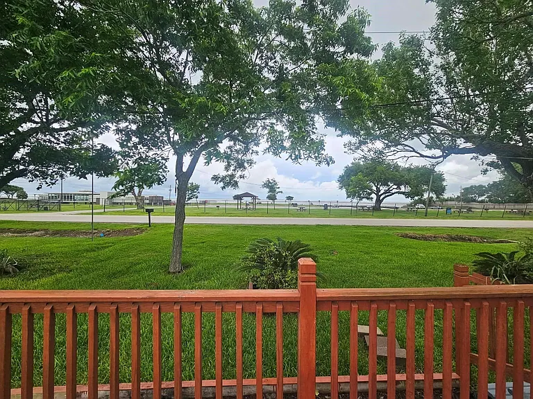 407 Bayshore Dr — Photo 6