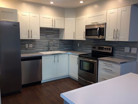 5th image of 929 Cambridge Dr