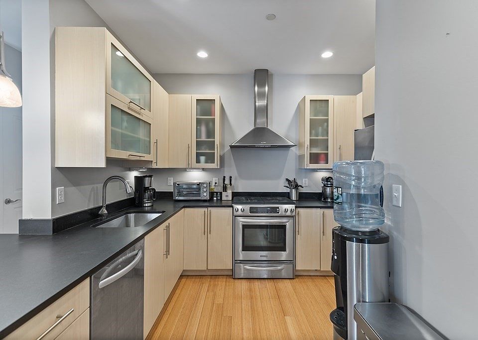 1st image of 152 Old Colony Ave Unit 15
