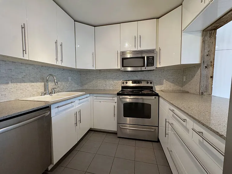 1175 Queen St E #B — Photo 6
