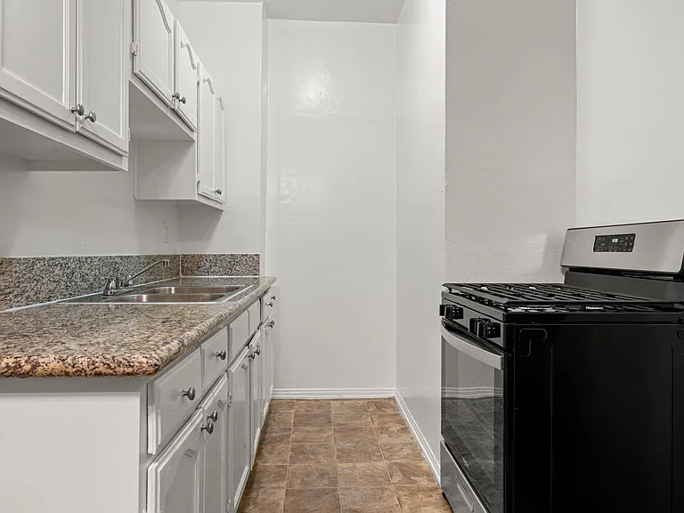 745 S Normandie — Photo 4
