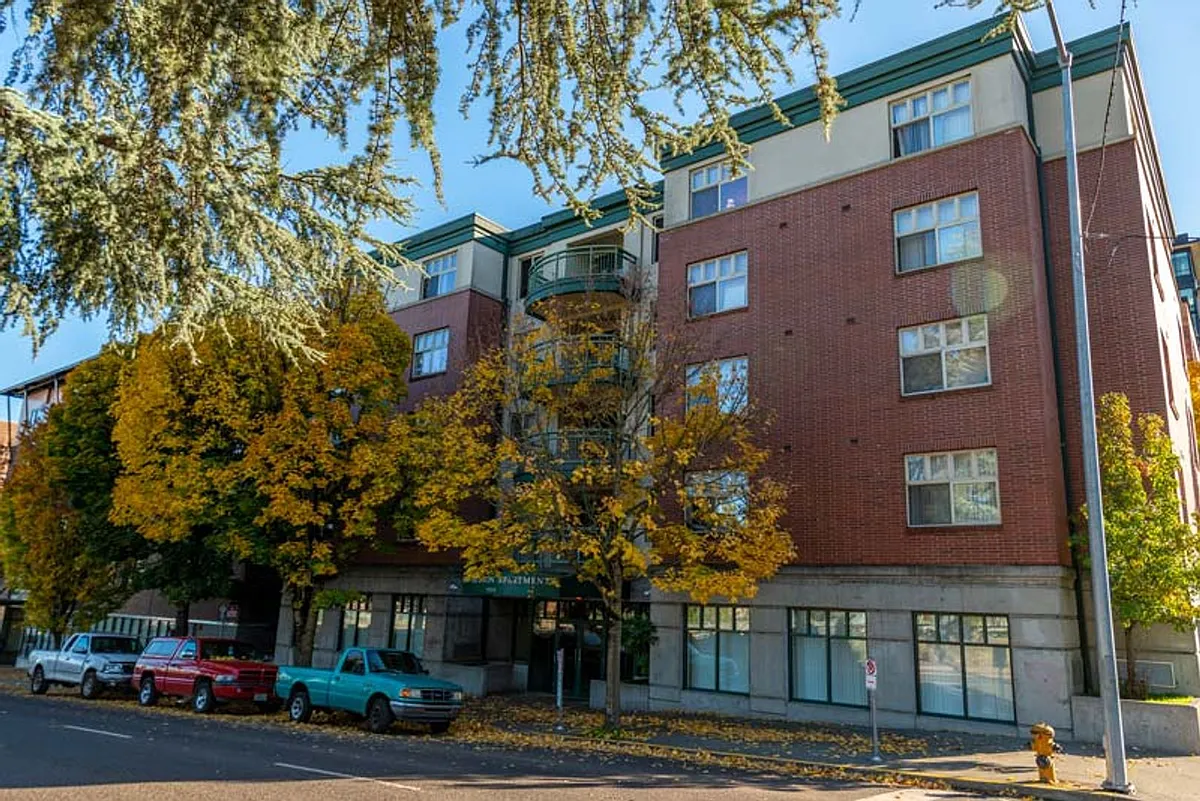 Building Photo - 1530 SW 13th Ave