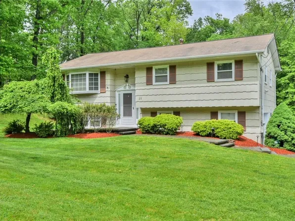 25 Montclair Avenue, Airmont, NY 10952