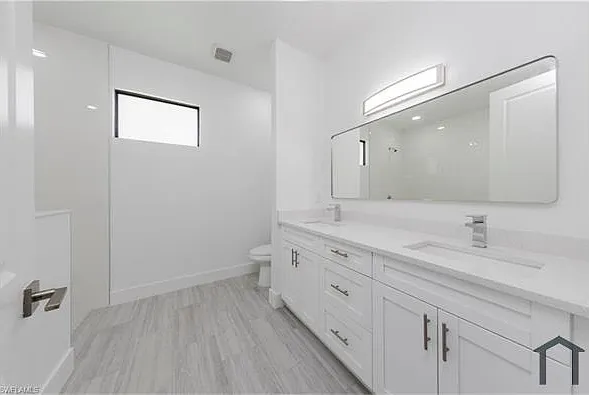 1137 Damen St E — Photo 23