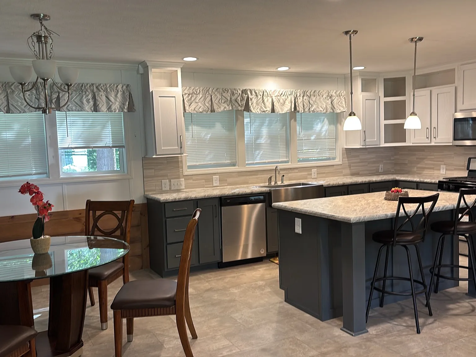 3 bed, 1352 sqft, $2,300 — Photo 4