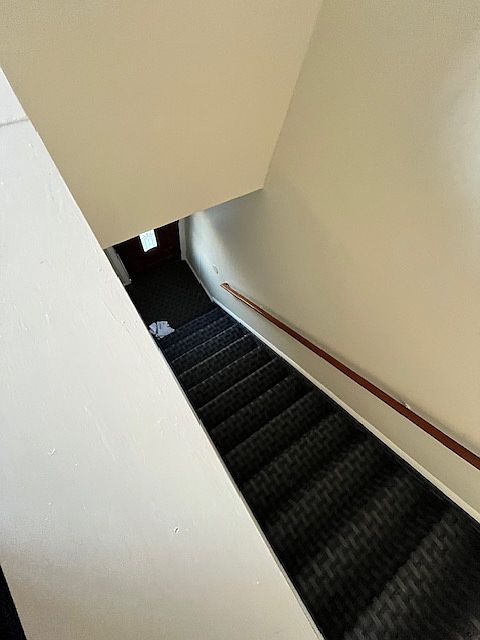 PRIVATE ENTRANCE/PRIVATE STAIRCASE