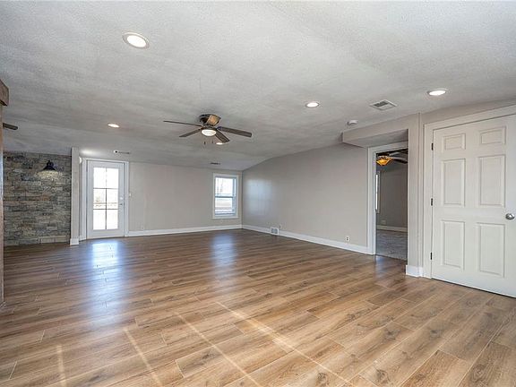 5th image of 25 Newberry Dr