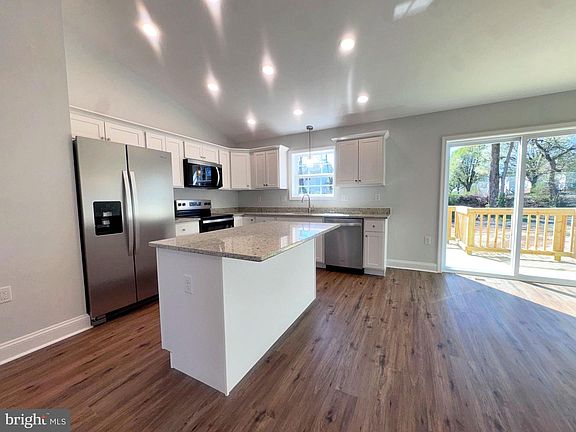5th image of 375 Burns St
