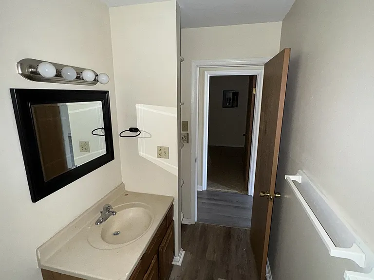 702 Thomas Ln — Photo 9