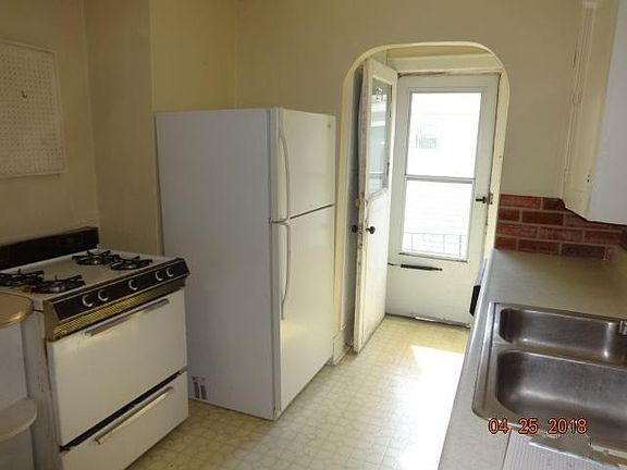 2nd image of 296 1/2 E Lincoln Ave