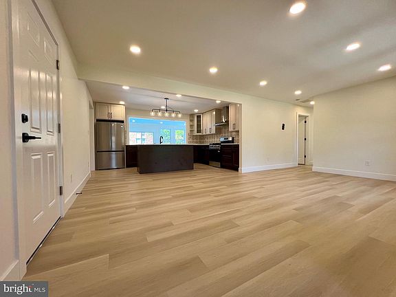 3rd image of 400 Deb Ln