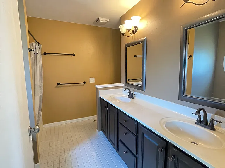 5664 Polworth St — Photo 15