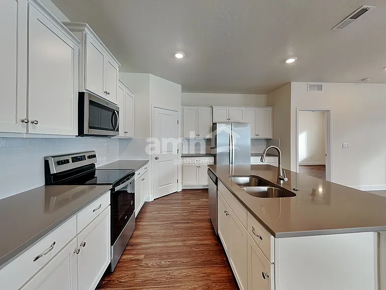 5032 W Milliron Dr — Photo 3