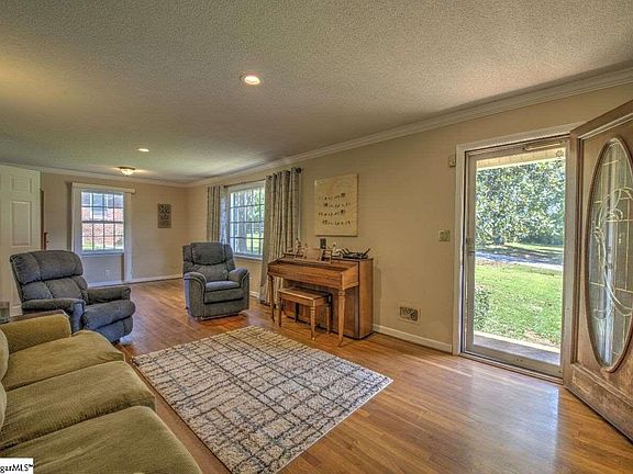 2nd image of 15 Starsdale Cir