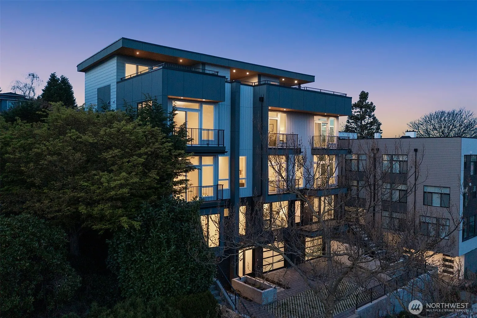 562 Lee Street photo 1