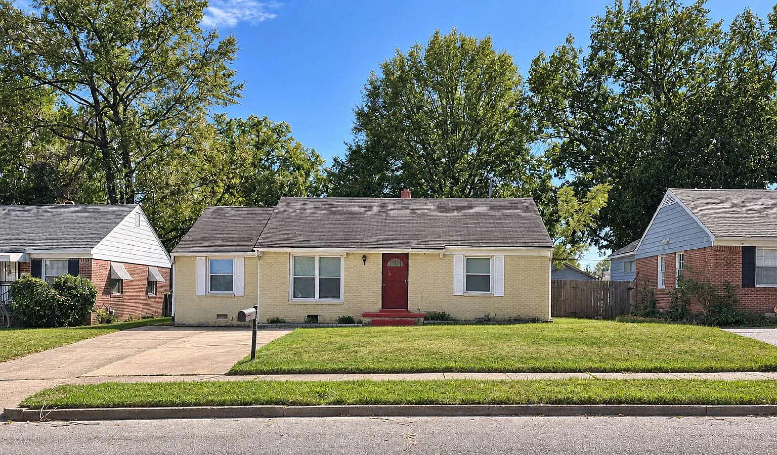 3 bed, 1.0 bath, 1051 sqft, $1,200 — Photo 1