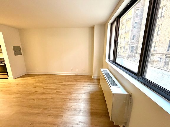 3rd image of 323 W 96th St APT 210