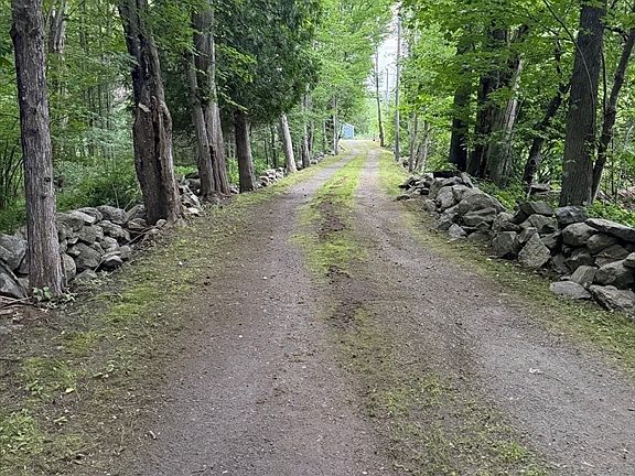 4th image of 588 Wallis Rd