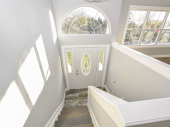 4th image of 117 Saint George Dr E