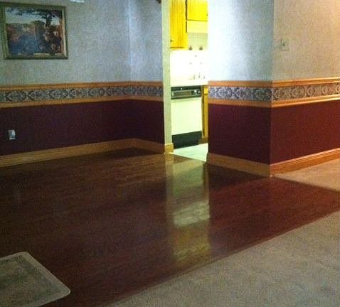 Dining area w' hardwood