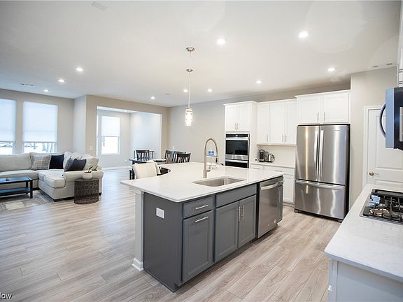 5th image of 878 S Parkside Dr