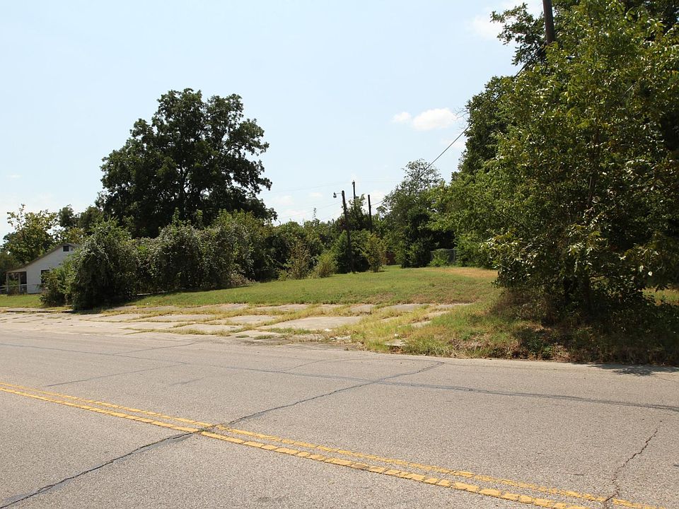 2nd image of 1415 Circle Rd