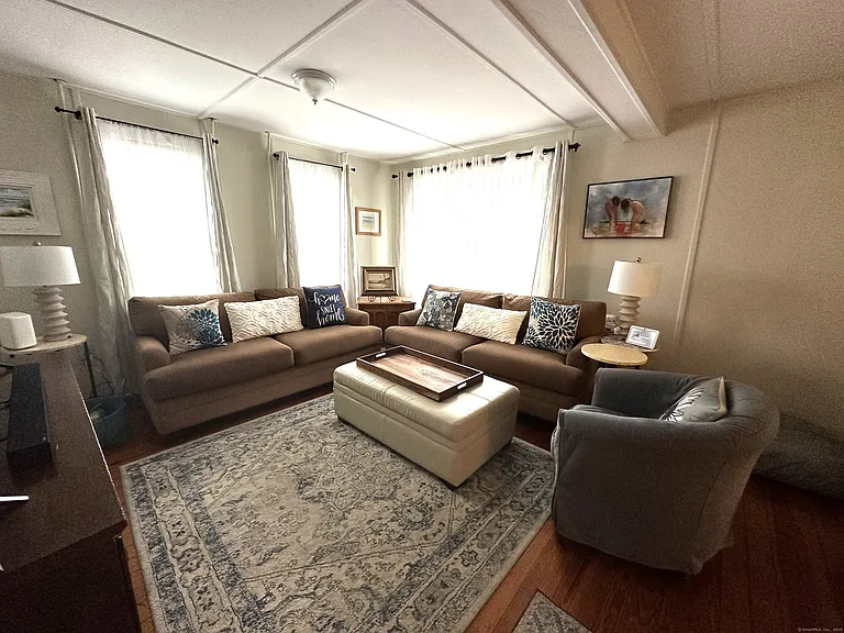 33 Sybil Ave — Photo 7