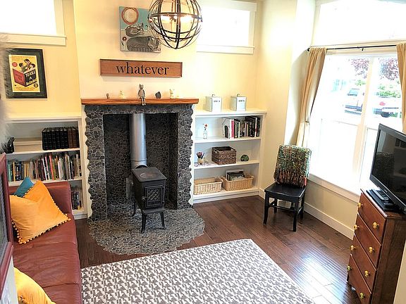 LIVING RM, 9' ceiling