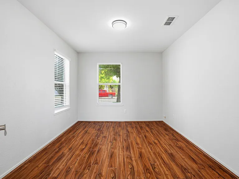 419 Pioneer Ave — Photo 6