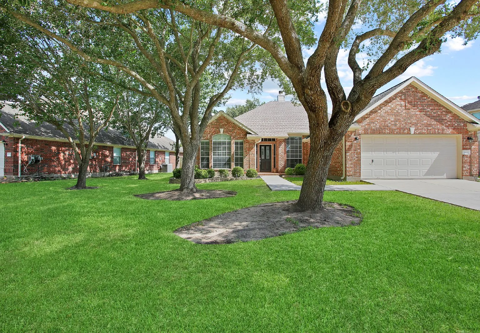 4 bed, 2.0 bath, 2206 sqft, $2,475 — Photo 2