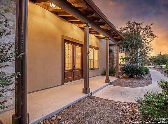 4th image of 121 Comal Crst