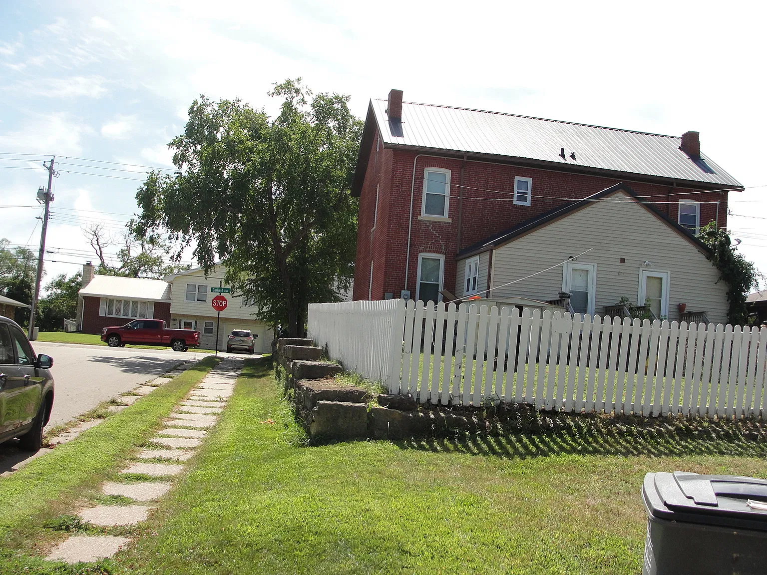 3 bed, 1.5 bath, 2576 sqft, $1,275 — Photo 3
