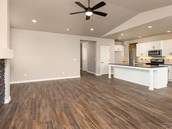 5th image of 1064 Op172 Ne Henry Dr