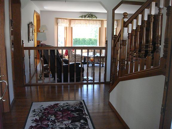 Beautiful hardwood foors.