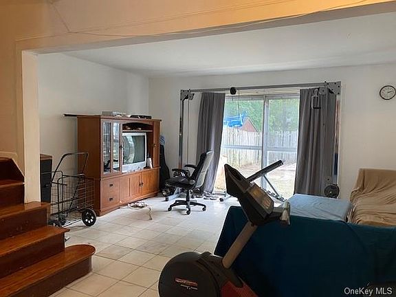 5th image of 72 Roosevelt Dr