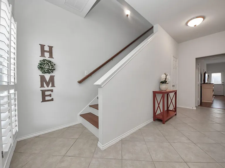 943 W Heights Hollow Ln — Photo 4