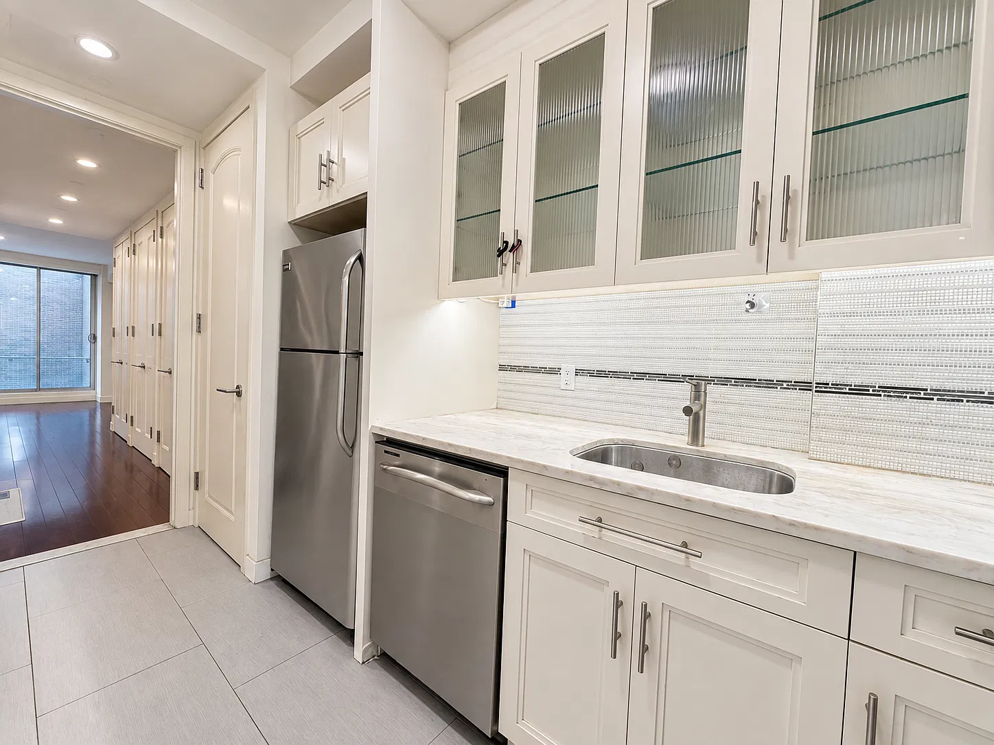 2 bed, 976 sqft, $3,300 — Photo 3
