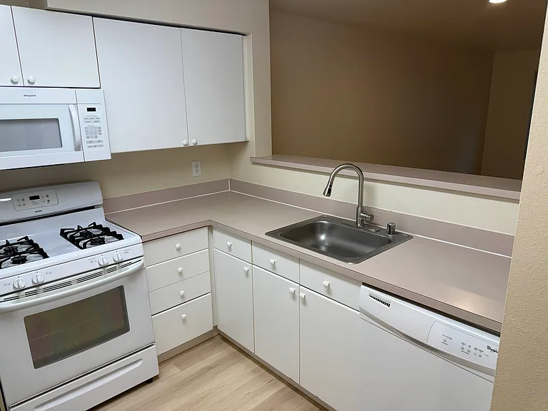 Lee Plaza — Photo 18
