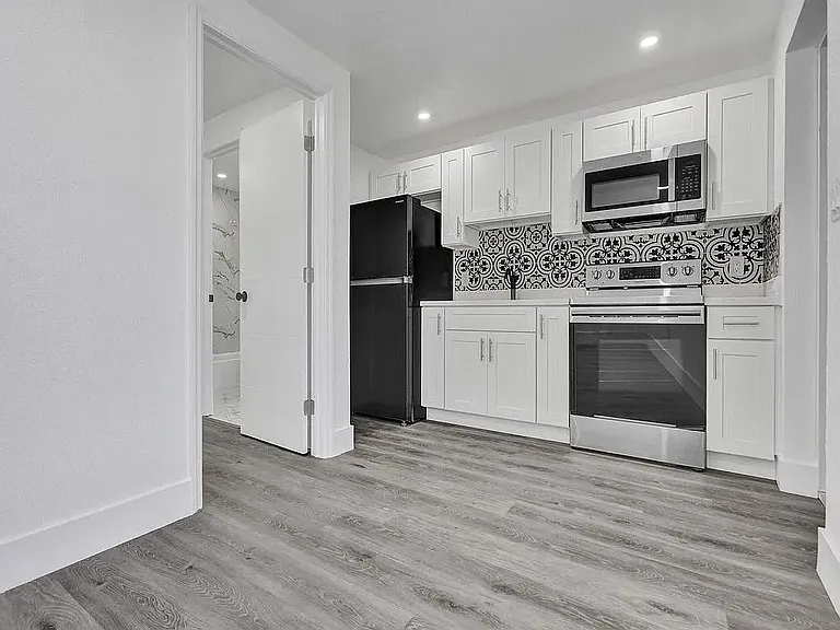940 SW 28th St #2 — Photo 8