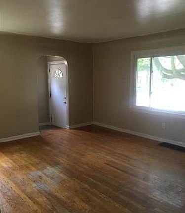 5th image of 3782 Oriole Ave SW
