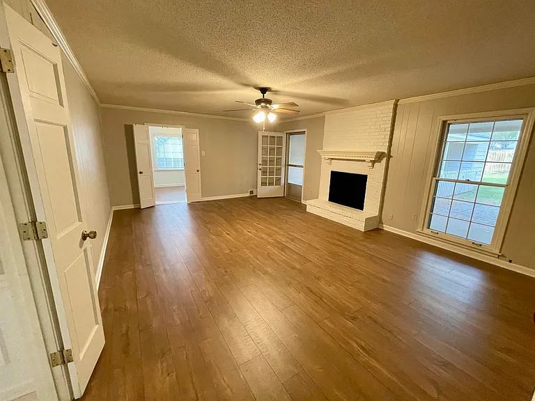 2420 Stratfield Dr — Photo 5