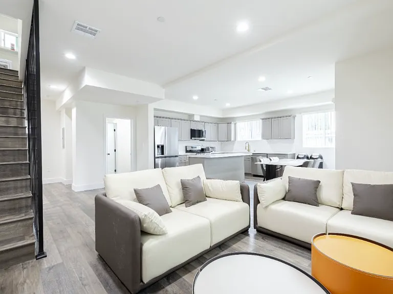 2233 S Longwood Ave #2 — Photo 13