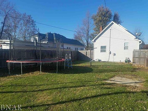 3rd image of 512 W Santa Fe Ave