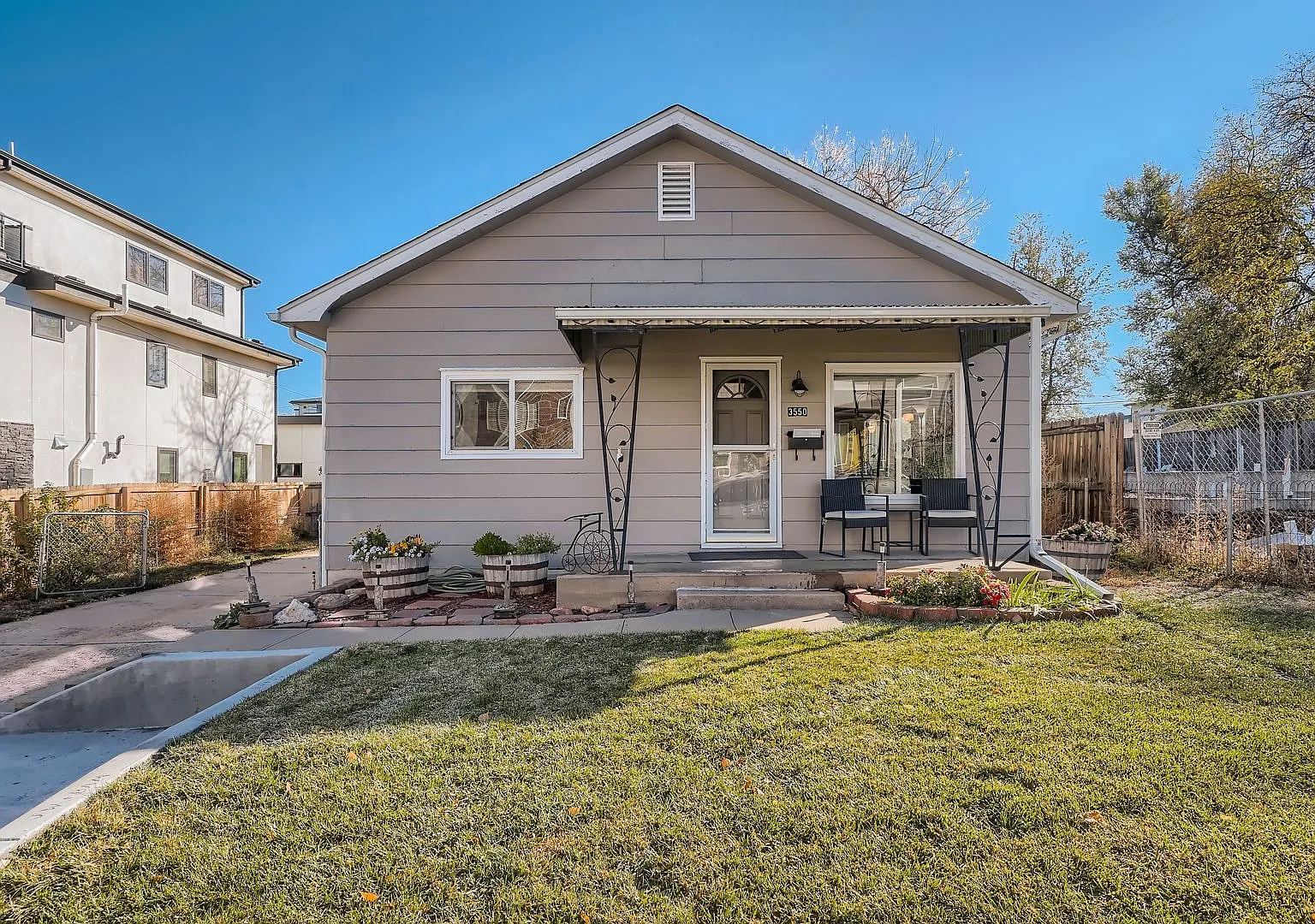 Available Now, Large Yard And Detached 2 Car Garage, Updated Floors And Bath, $0 Deposit Options! — Photo 1