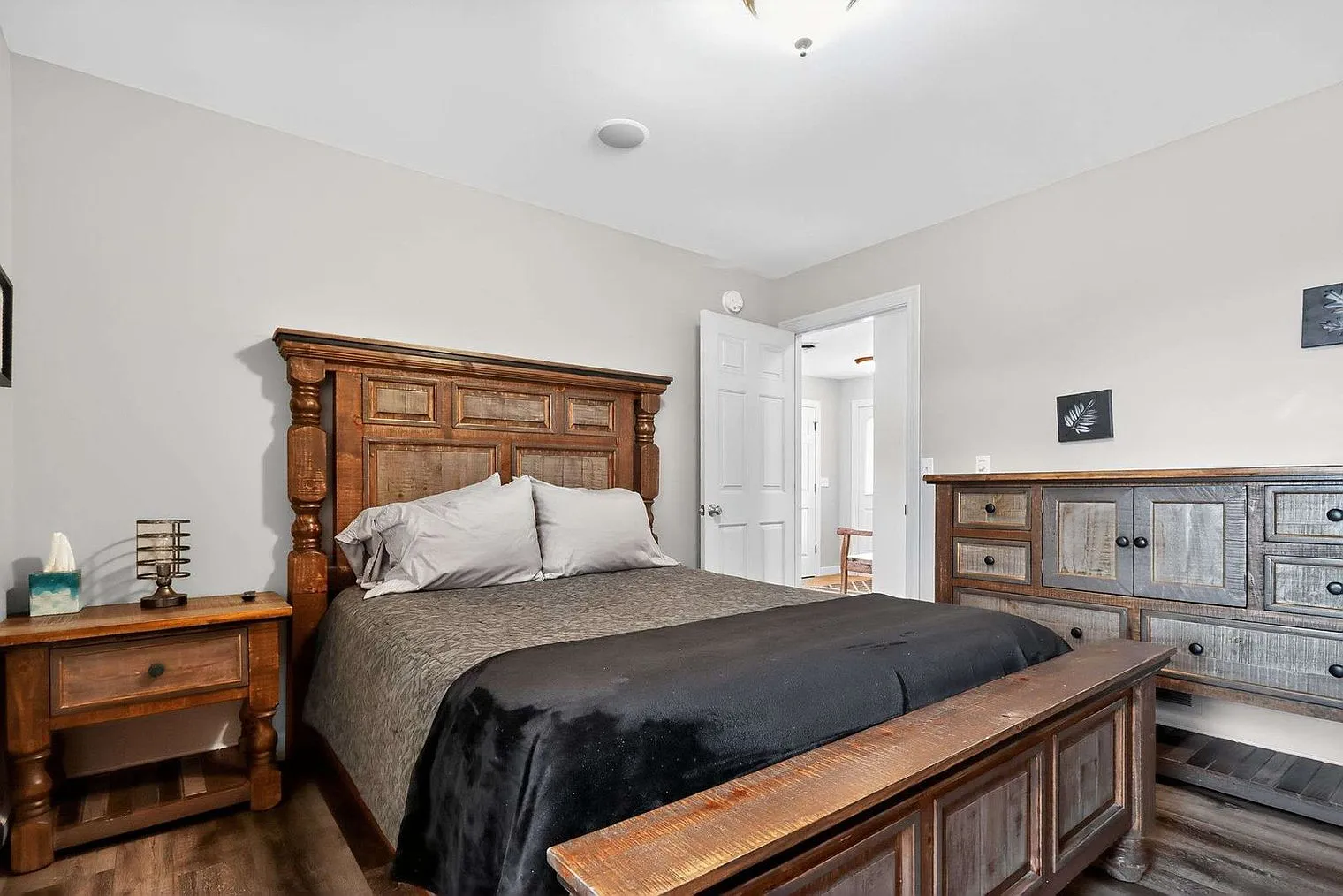 4 bed, 4.0 bath, 2389 sqft, $8,662 — Photo 4