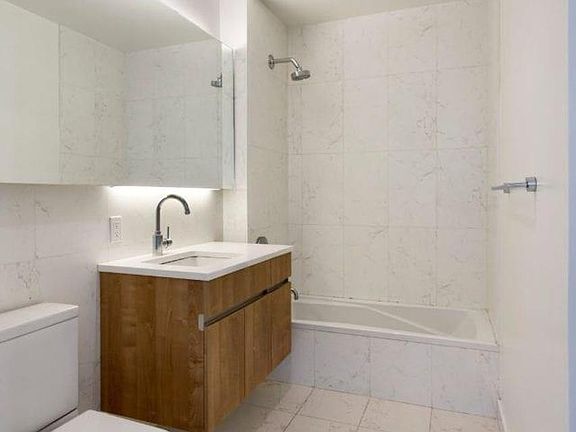 4th image of 1125 45th Ave APT 6H