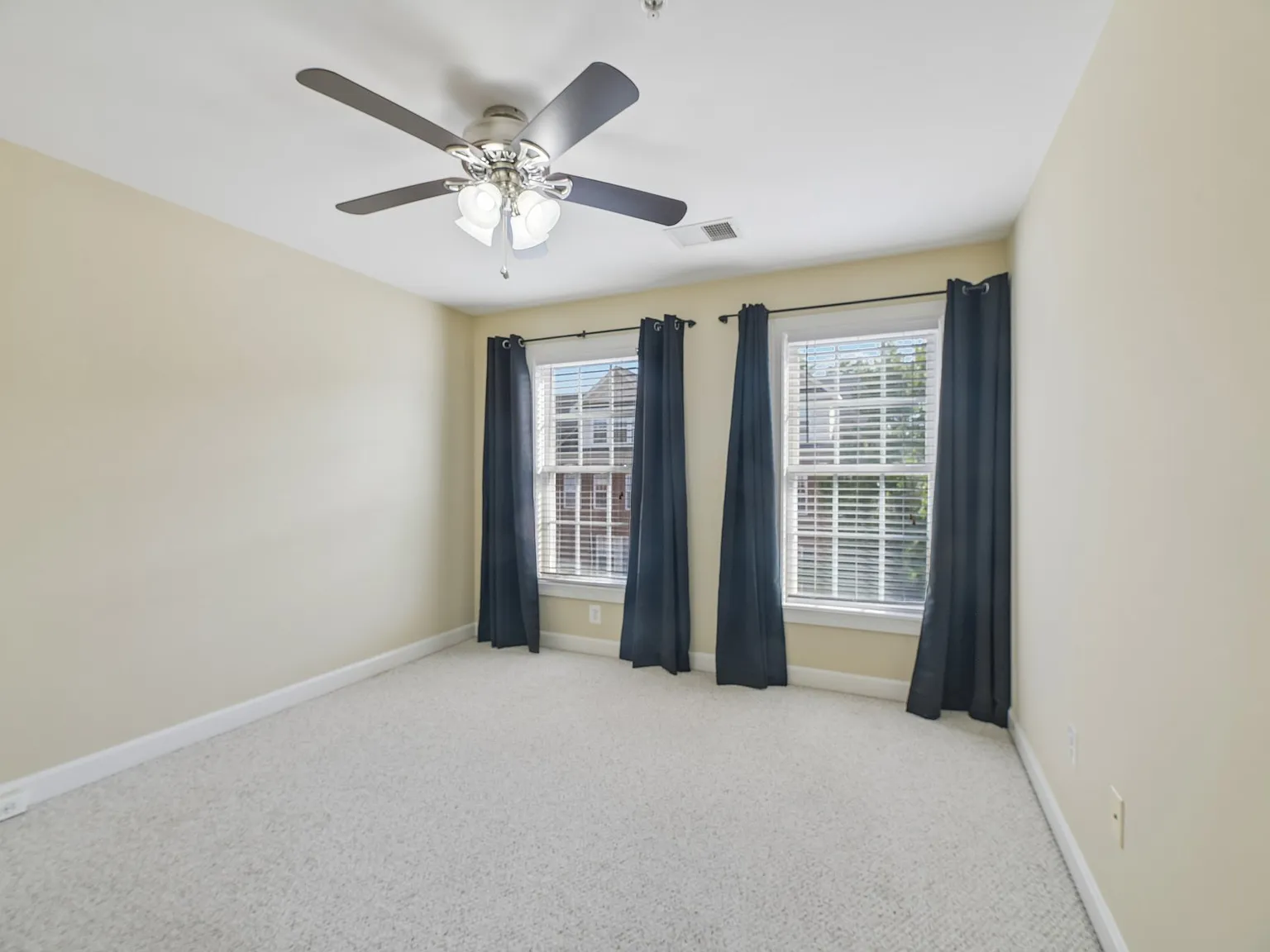4 bed, 2600 sqft, $4,500 — Photo 2