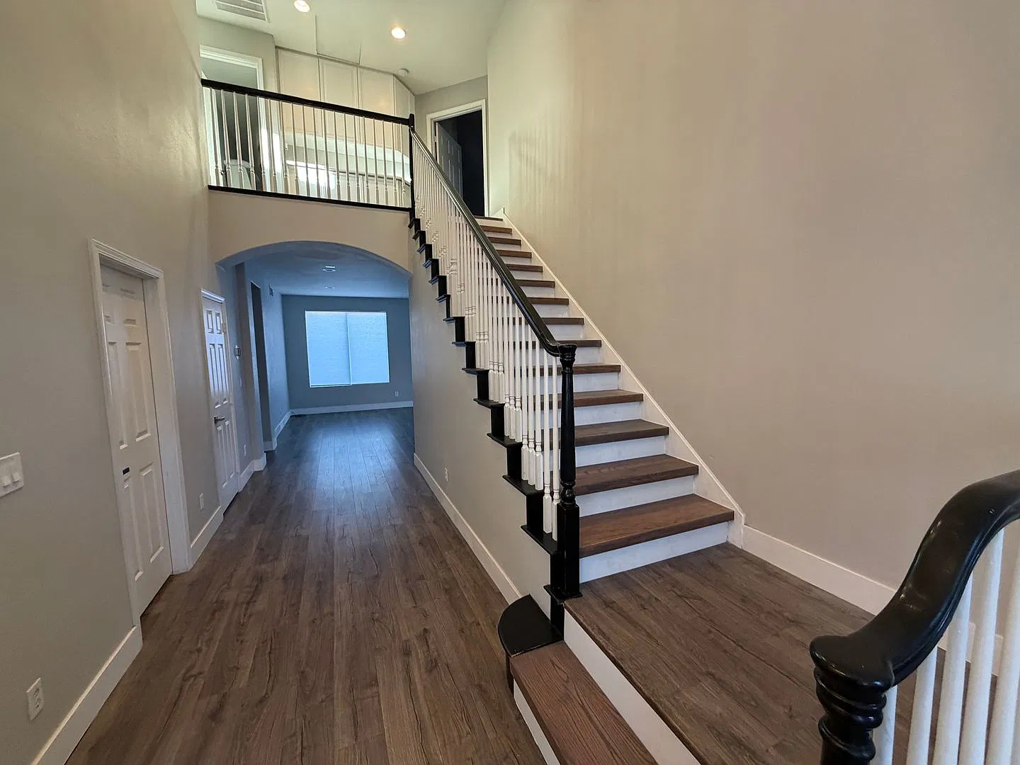 Beautiful 5bd/3ba Two-Story Home W/ Pool In Henderson. 3 Car Garage! — Photo 2